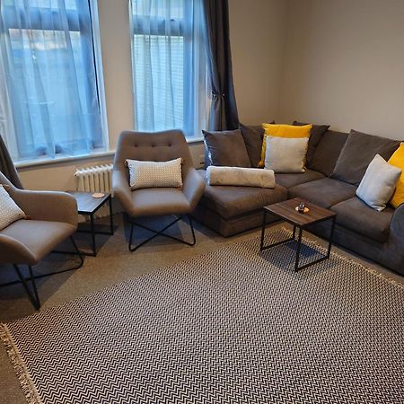 Newly Renovated 2-Bed Bungalow Бат Екстериор снимка