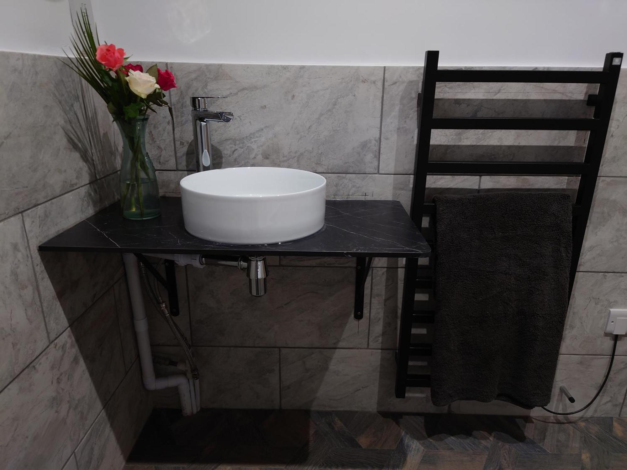 Newly Renovated 2-Bed Bungalow Бат Екстериор снимка