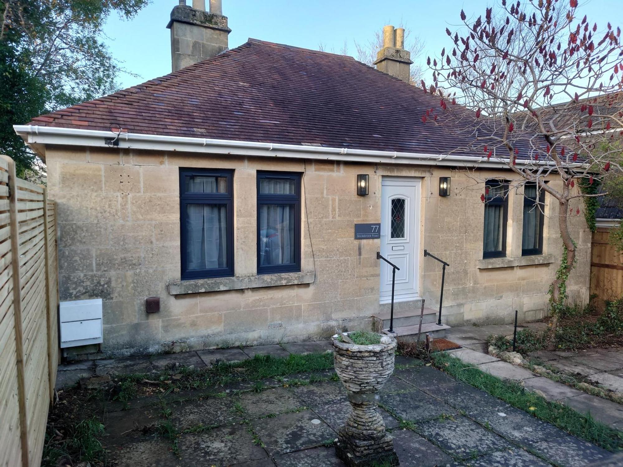 Newly Renovated 2-Bed Bungalow Бат Екстериор снимка